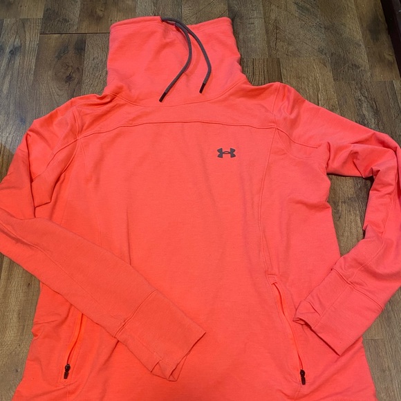 Under Armour Tops - Under Armer sweatshirt